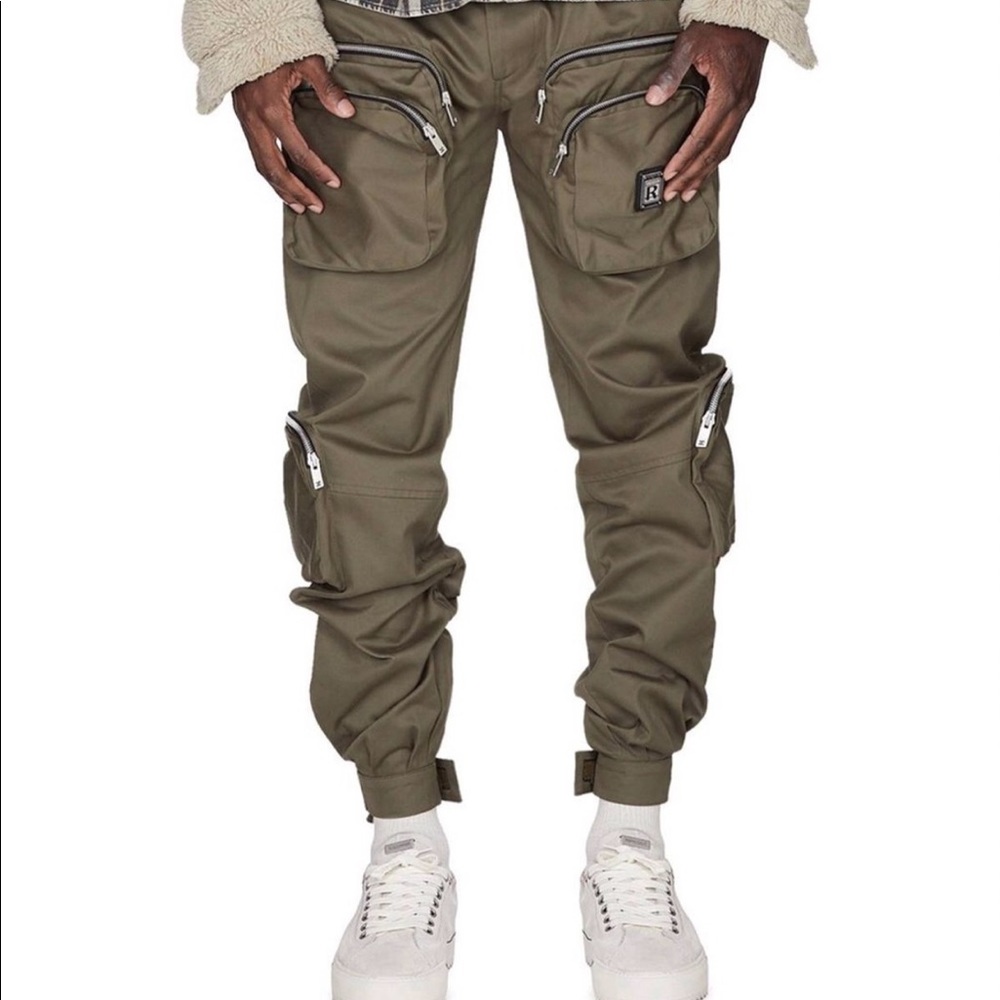 Represent clo. Cargo pants